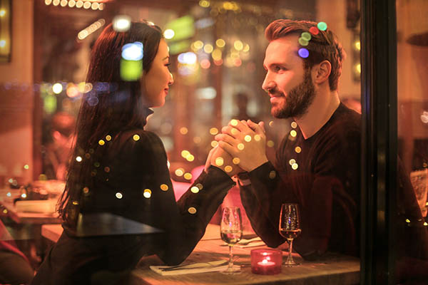 Cómo identificar a víctimas de “love bombing”, nueva tendencia de manipulación