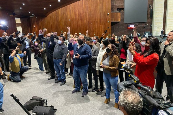 Reporteros y fotógrafos se manifiestan ante diputados por la libertad de expresión