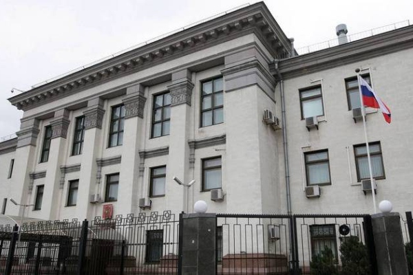 Pese a tensiones, Rusia aún no piensa trasladar su embajada en Kiev