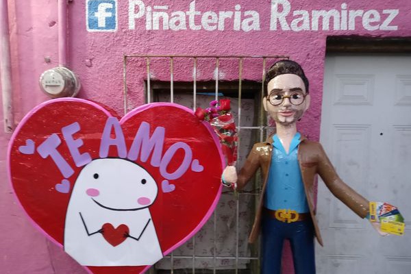 Famosa piñatería lanza el modelo del “estafador de Tinder”