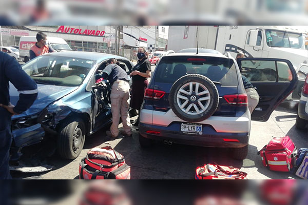 Imprudente conductor de tráiler provoca choque múltiple; hay 5 heridos