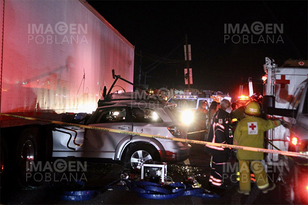 Choque mortal: joven pierde el control y termina impactado contra un tráiler