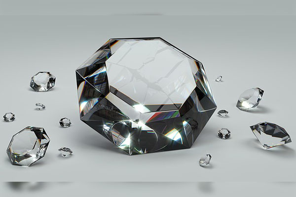 Mujer roba 5.7 mdd en diamantes y le imponen multa de 340 dólares