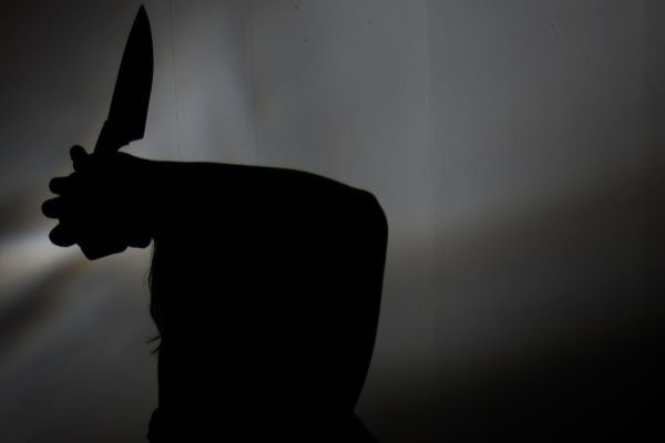 Perturbado joven intenta apuñalar a sus padres mientras dormían