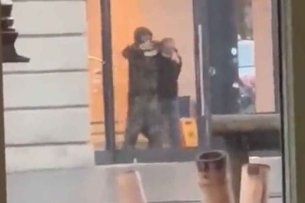 Ladrón toma a un rehén dentro de un Apple Store en Ámsterdam