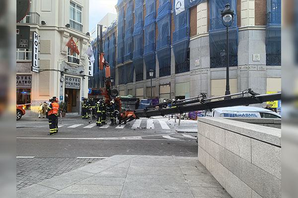 Impactante caída de una grúa frente al hotel del Manchester United en Madrid
