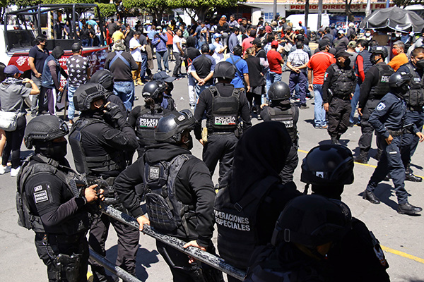 Enfrentamiento entre policías y comerciantes en el Mercado Hidalgo deja 2 detenidos