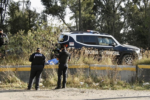 Hallan cadáver de un hombre en la lateral de la Puebla-Orizaba