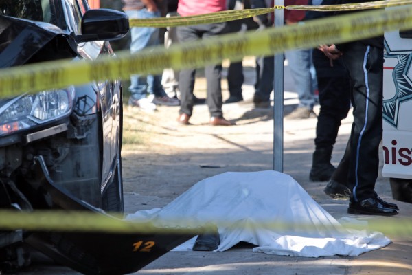 Taxista sufrió un infarto mientras conducía; viajaba con su nieta