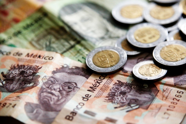 El peso mexicano se depreció 1.39% en el marco de la crisis en Ucrania