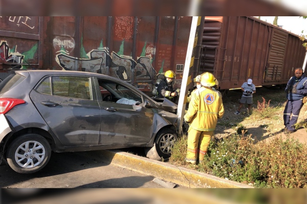 Carambola casi termina en tragedia: tren arrastra automóvil tras ser golpeado por detrás