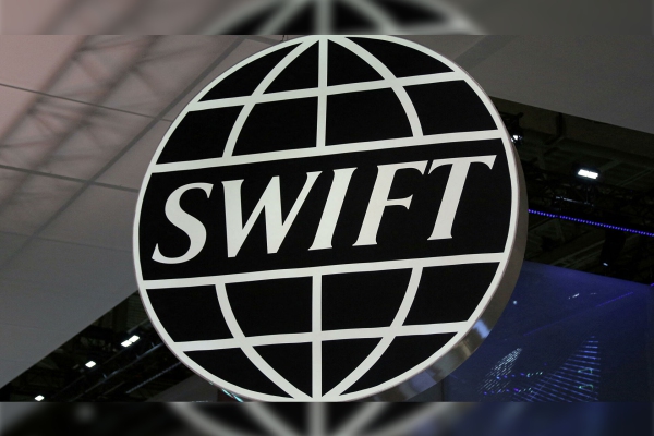 Bancos rusos sancionados serán excluidos del sistema de pagos Swift