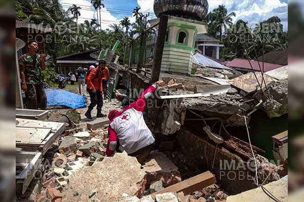 Suman 10 muertos y 13,000 desplazados por sismo en Indonesia