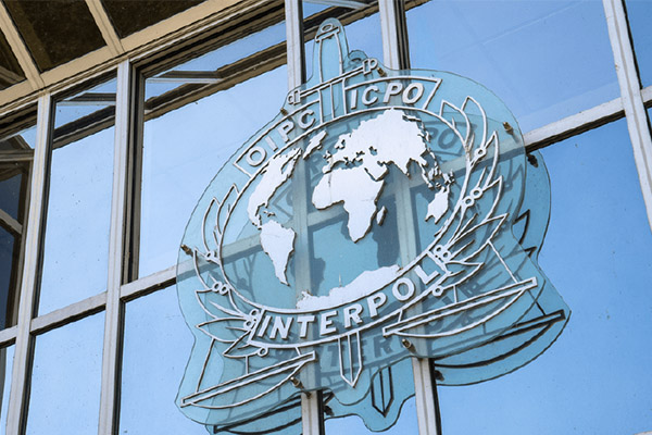 Ucrania exige suspender la membresía de Rusia en la Interpol