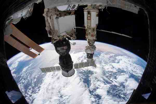La NASA y Roscosmos continúan trabajando en la EEI pese a sanciones
