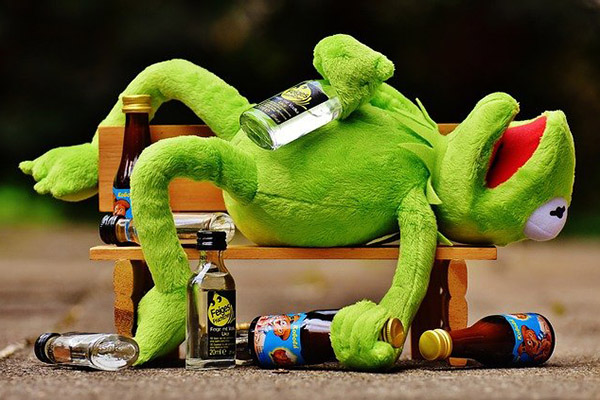 ¿Aumentar impuestos al alcohol podría ser la solución para mitigar su adicción?