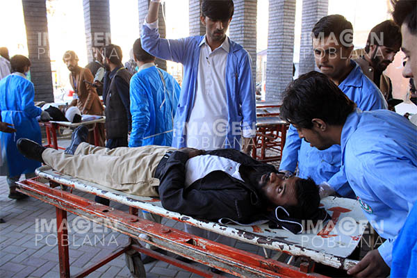 Al menos 30 muertos y más de 50 heridos deja explosión en mezquita en Pakistán