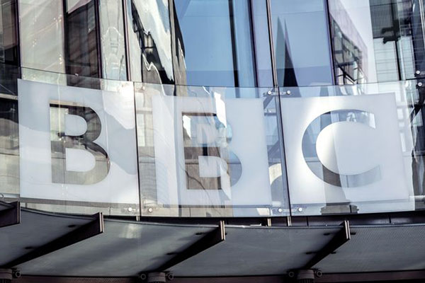 La BBC suspende el trabajo de sus periodistas en Rusia