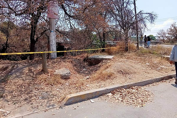 Localizan a sexagenario muerto bajo un puente; creen que se cayó