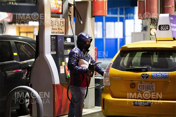 Estadounidenses cruzan la frontera para cargar gasolina en México