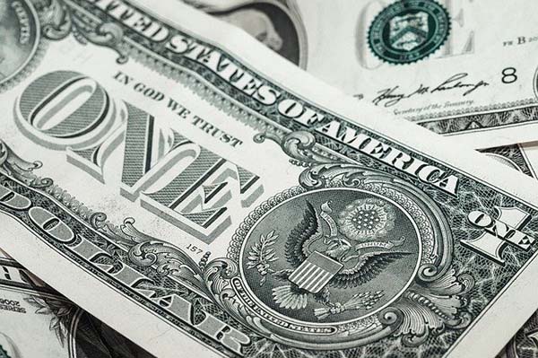 Peso mexicano se deprecia casi 2.0% ante el dólar en un día