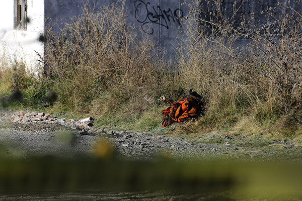 Localizan cadáver baleado y envuelto en cobijas