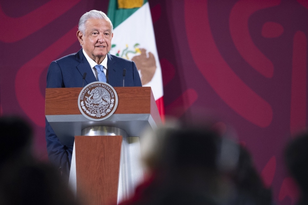 Programas sociales benefician sobre todo a mujeres, destaca López Obrador