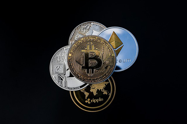 Biden firma orden ejecutiva para regular criptomonedas en EU