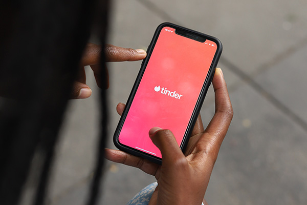 Tinder lanza herramienta para verificar antecedentes penales de sus usuarios