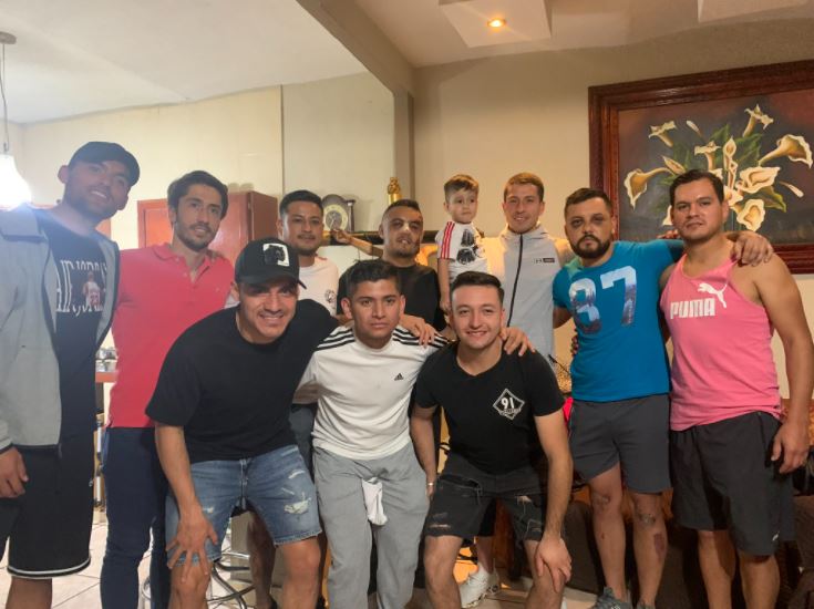 Jugadores del Atlas visitan a aficionados agredidos en Querétaro