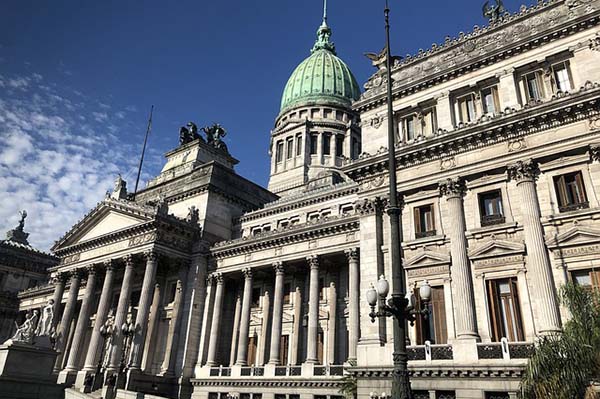 Ocho heridos y varios detenidos tras ataque al Congreso de Argentina