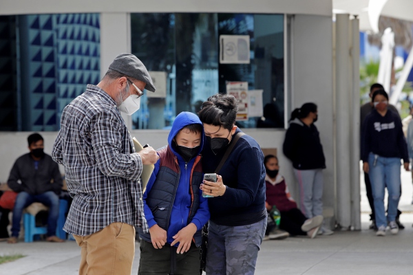 Padres claman por vacunas para sus hijos; poblanos las desprecian