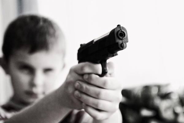 Niño se disparó en la cabeza; halló el arma en su casa