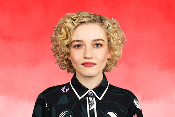 Julia Garner revela que comenzó a actuar para ocultar que no sabía leer