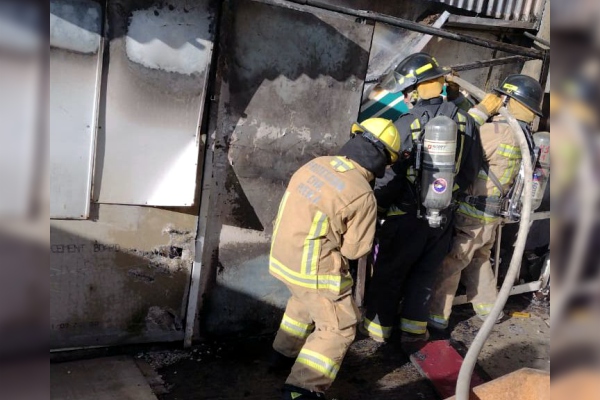 Fuego en bodega de cartón obliga evacuación de centro comercial
