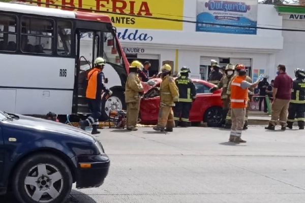 Cafre del transporte embiste y mata a mujer embarazada y su pareja