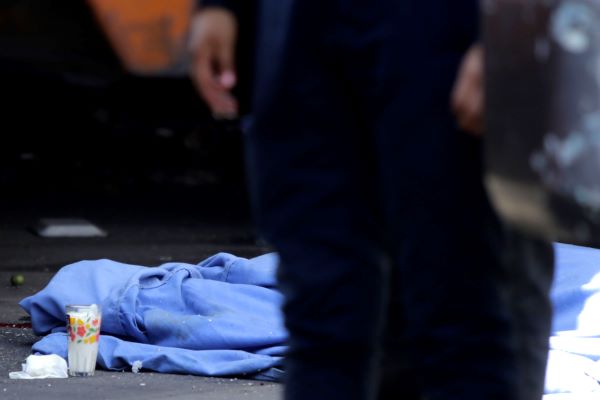Muere aplastado un hombre que dormía abajo de un camión