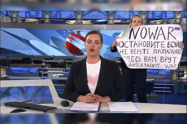 Activista irrumpe en noticiero ruso para protestar: “Les están mintiendo”
