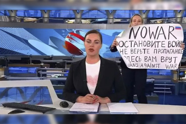 Redactora con cartel en TV es un acto de desorden público, dice Kremlin
