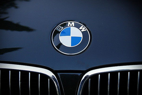 Escasez de piezas ucranianas provocan paro en producción de BMW y Volkswagen