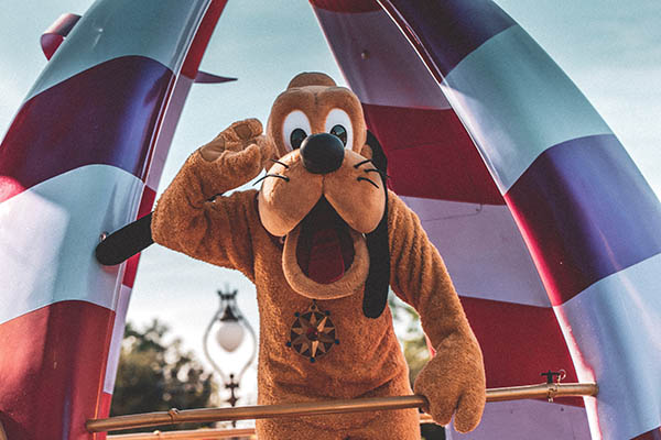 Detienen en operativo a 4 empleados de Disney por abuso infantil