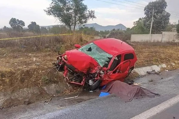 Mujer muere prensada tras brutal choque con un tractocamión
