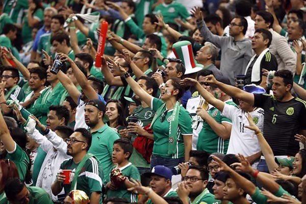 Aumentan protestas de aficionados y boicot en contra del Tri sigue en pie