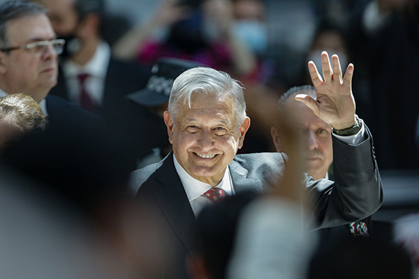 INE ordena a AMLO retirar mañanera desde Santa Lucía por veda