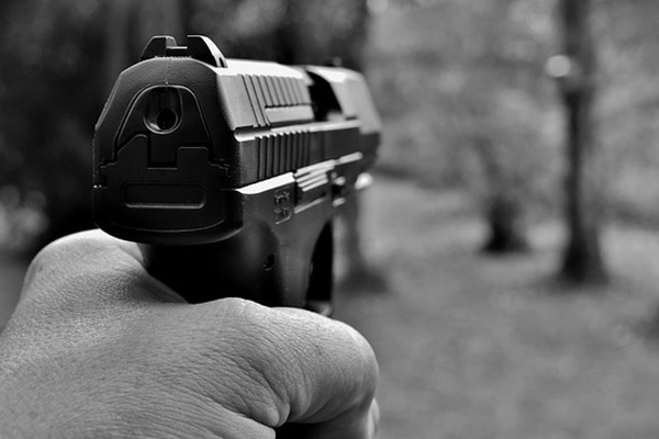 Niño que huía de un hogar infantil dispara contra policías