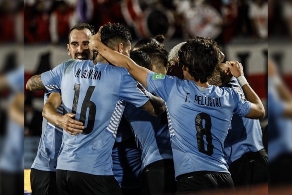 Uruguay supera a Perú por la mínima y clasifica a Qatar 2022
