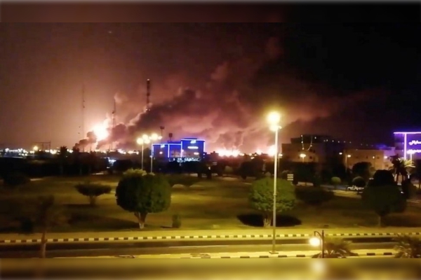 Controlan el incendio en planta petrolera saudí tras ataque de rebeldes