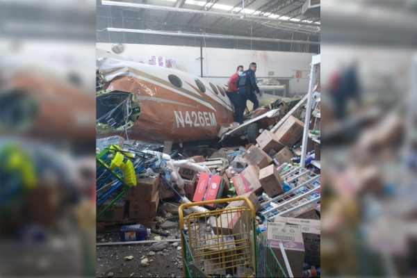 Una avioneta se estrella contra sucursal de Aurrera en Morelos