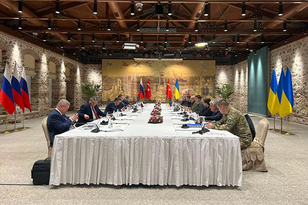 Ucrania, en negociaciones con Rusia, afirma que no entrará en ninguna alianza militar