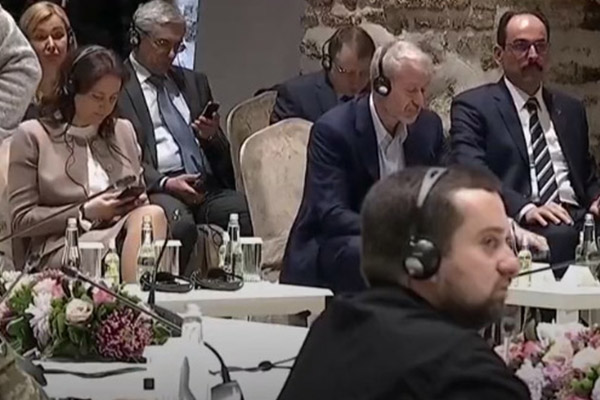 Abramovich aparece en las negociaciones de Estambul en medio de rumores sobre su envenenamiento